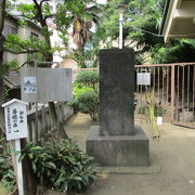 福神橋近くの吾嬬神社境内に立ってます。