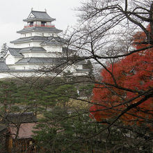 紅葉と鶴ヶ城