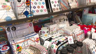 ロンドン地下鉄のマークの入った雑貨や文房具がかわいく、自分へのお土産にもピッタリ☆