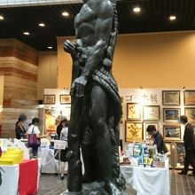 ロビーにあるブールデルの『力』 その奥にゴッホ展のショップが