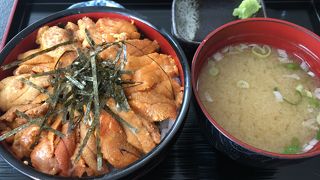 観光客で賑わっています