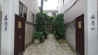 ビルに挟まれたお寺