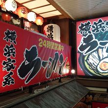 横の階段で2階へ