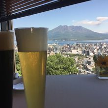 地ビールごしに桜島