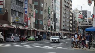 食器や食品サンプルなど揃う