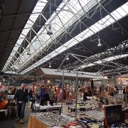 駅から近い屋内マーケット、Old Spitalfields Market