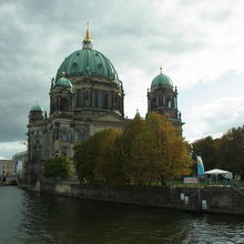 ミッテの一部分、博物館島。その中にあるベルリン大聖堂。