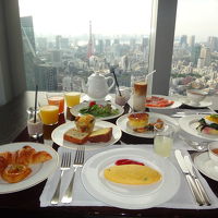 『ザ・リッツ・カールトン東京』の朝食の写真。色々なお料理