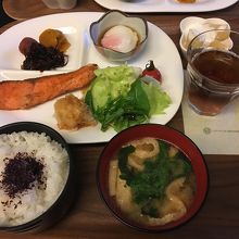 朝食は部屋まで運んできてくれます。