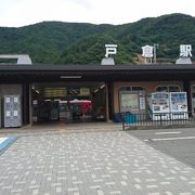 温泉街の玄関駅