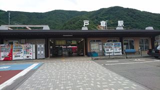 温泉街の玄関駅