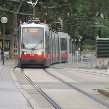 シュヴェーデンプラッツから乗車、休早朝は１５分以上の運行間隔