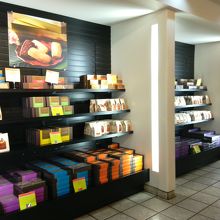 店内はお菓子の種別ごとに分かれた展示ブースとなっています