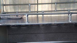 スーツケース置き場は車内にある