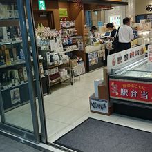 新山口駅の新幹線改札前 By Yoshimuradesuyo おみやげ街道 新山口店のクチコミ フォートラベル