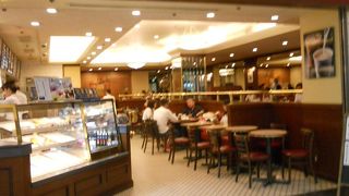 地下１階に入っているベーカリーカフェ