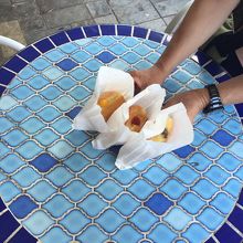 外のテーブル席で食します