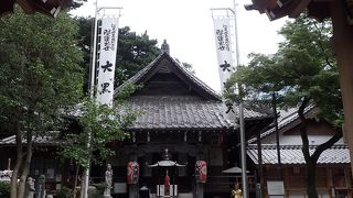 坂の途中にあります