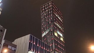 青山通り沿いにあります