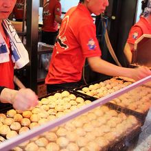 たくさんの鉄板で焼いてます