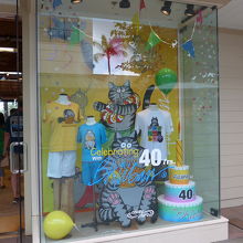 まずはクレージーシャツで買い物