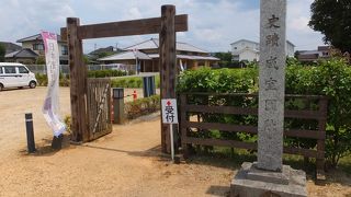 ２つくらいの建物がある原っぱ。