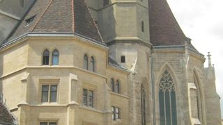 首相府の北側にあります。