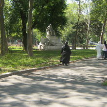 緑豊かです。池もあります。