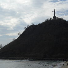 クリストレイは、海岸の傍の丘の頂上に建てられています。