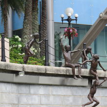 ピープル オブ ザ リバー像 