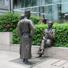 ピープル オブ ザ リバー像 