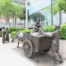 ピープル オブ ザ リバー像 