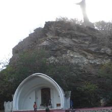 頂上のクリストレイの下には、白いドームがあり、祈祷の場所です
