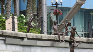 川沿いに散策すると・・・