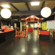店の奥がひな御殿。