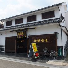 入口はこんな感じでちょっと地味。