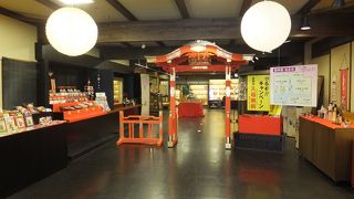 ひな人形でうめつくされてます。