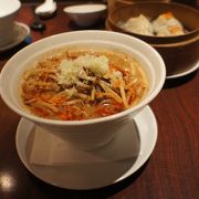 人気店で濃厚担々麺を