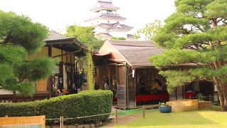 城を眺めながら