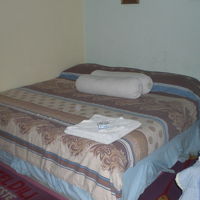 ベットの手前には、旧名のホテルディリの標示があります。