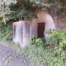 神花山古墳にあけられた防空壕。