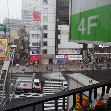 ビルの４階にある。窓側席で撮った