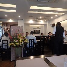 テーブル席が並ぶ店内。開店ですぐいっぱいになった