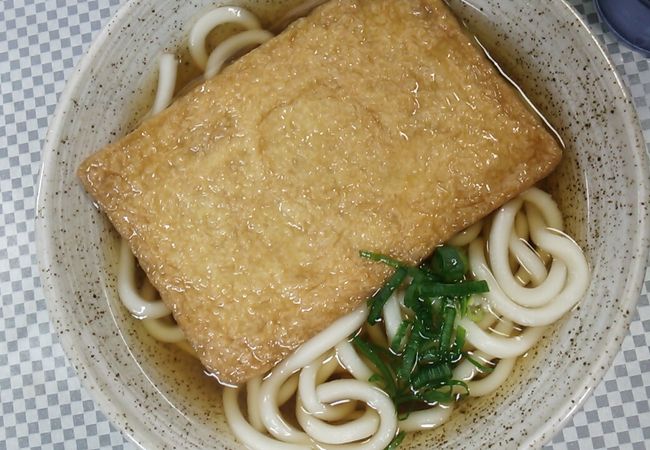 新開地駅の改札内にある立ち食いスタイルのそば・うどん店