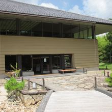 小橋を渡って直売所へ