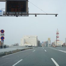 車で通過すると車線によっては橋と気づかないかも。