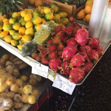 ドラゴンフルーツも並んでいました
