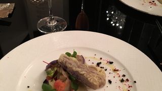 結婚式場にあるコース料理が食べられるお洒落なレストランです。