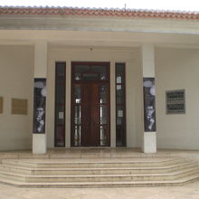 レジスタンス博物館の入口です。入口の右側に標識があります。