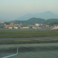 窓際席から飛行場が見渡せました。